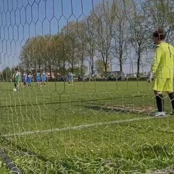 Il rigore assegnato non c’era: i giovani calciatori dell’Alpina decidono di sbagliarlo apposta