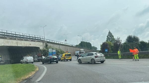 Incidente sulla rotatoria, bloccato lo svincolo della tangenziale