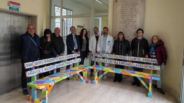 La lotta contro il bullismo passa anche dalle panchine