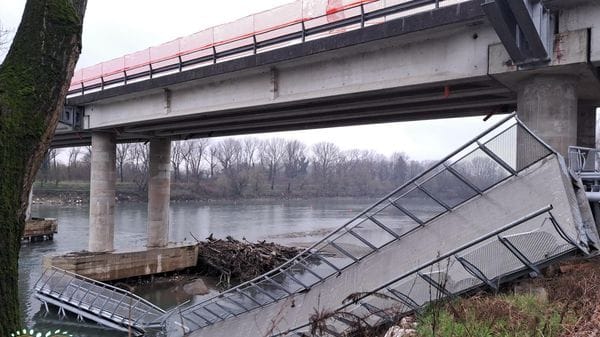 Passerella crollata: tutto resta immobile