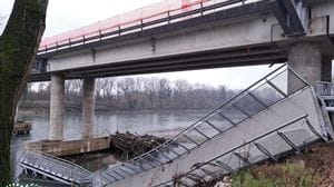 Passerella crollata: tutto resta immobile