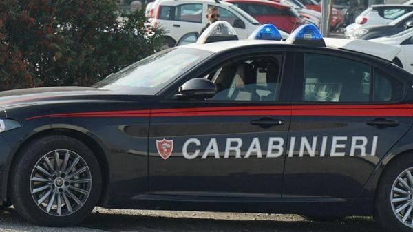 Violenta lite tra 15enni fuori scuola: due feriti