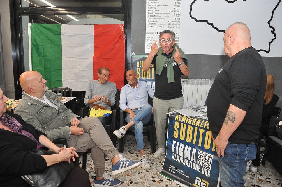 A Lodi la serata di estrema destra sulla remigrazione e l’affollata protesta della sinistra in piazza Vittoria