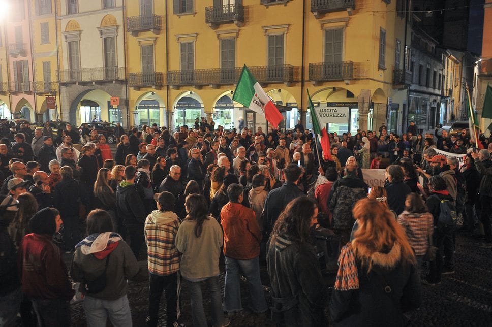 A Lodi la serata di estrema destra sulla remigrazione e l’affollata protesta della sinistra in piazza Vittoria