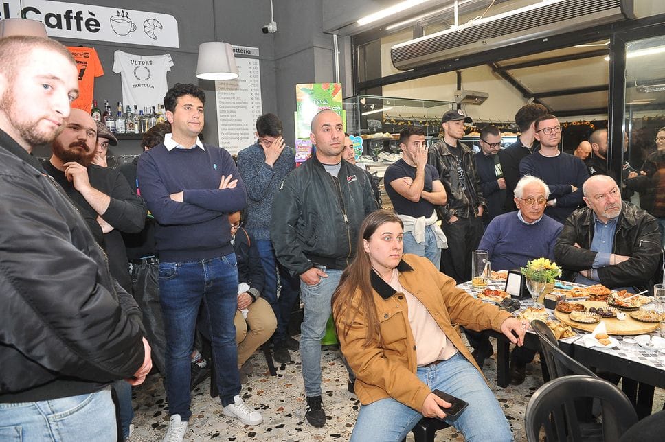 A Lodi la serata di estrema destra sulla remigrazione e l’affollata protesta della sinistra in piazza Vittoria