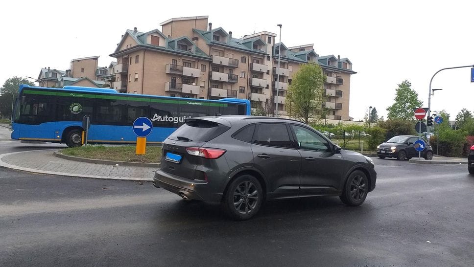 A Melegnano fanno la rotonda ma lasciano il semaforo