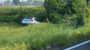 Finisce fuori strada tra San Martino e Massalengo, due bambini piccoli tra i feriti