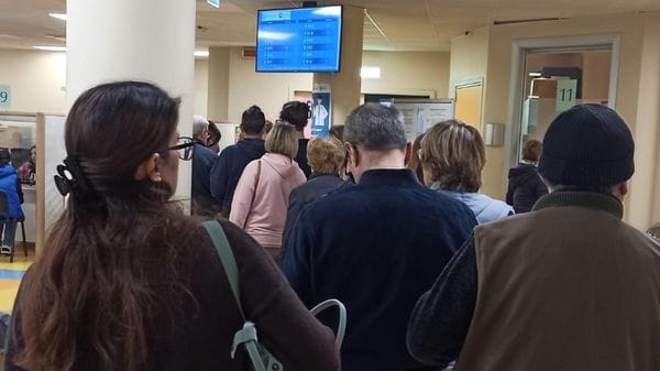 Ospedale, altri due giorni di  passione al cup di Lodi con code e proteste