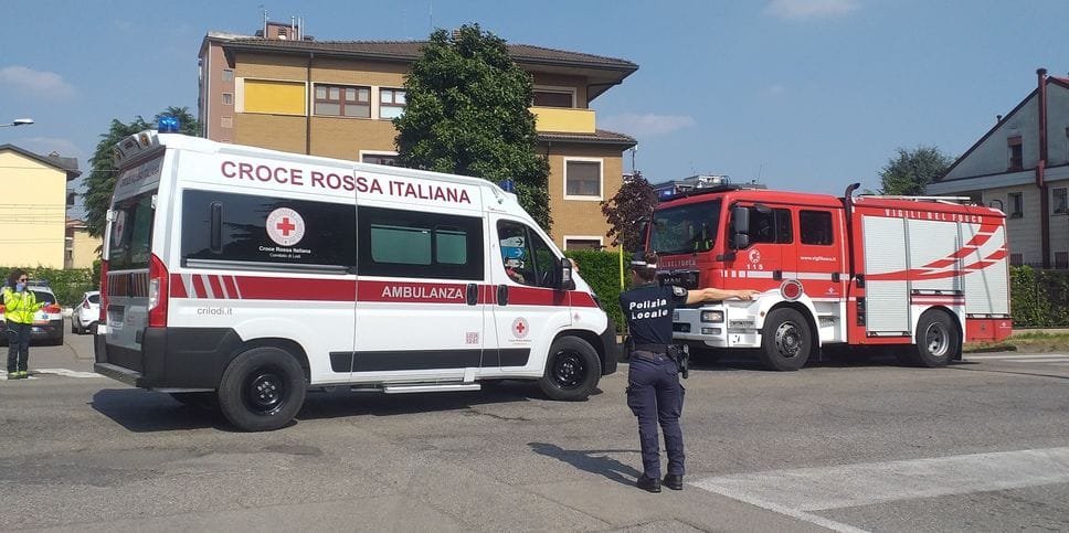 Schianto tra un suv e un pullman con 20 persone a bordo tra Melegnano e Riozzo, tre le persone ferite