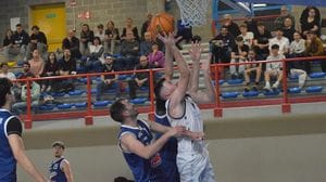 BASKET La Robur parte bene nei play off, l’Assigeco va a Orzinuovi