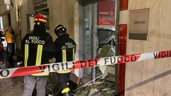 Doppio botto nella notte, i ladri fanno saltare il bancomat di Unicredit