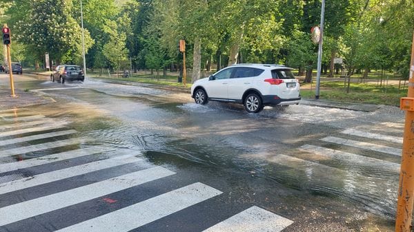 Fiume d’acqua in strada, riparata la perdita