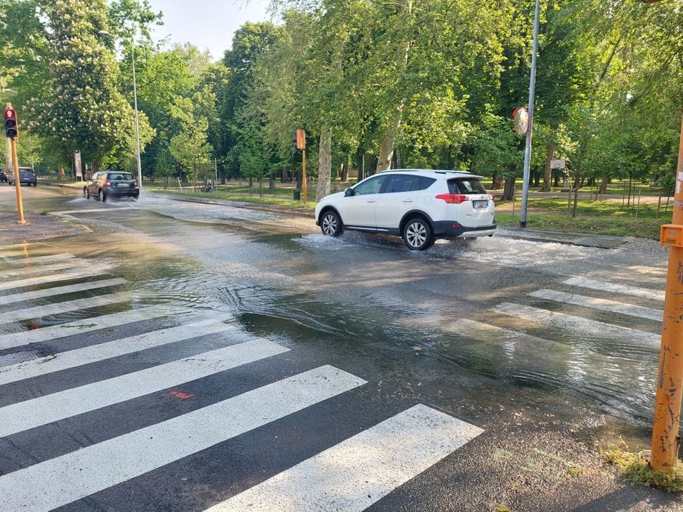 Fiume d’acqua in strada: viale Dalmazia allagato