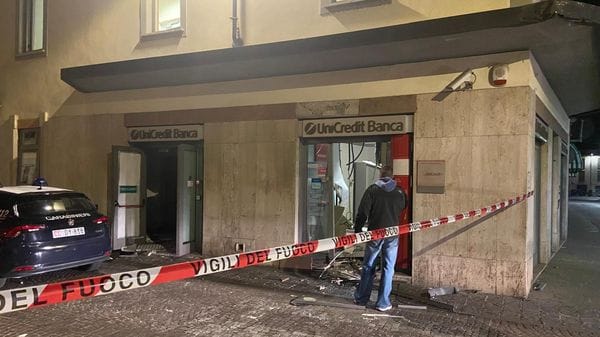 Il bancomat esploso nella notte: ecco il video del colpo. I ladri urlano ai giovani della movida di allontanarsi