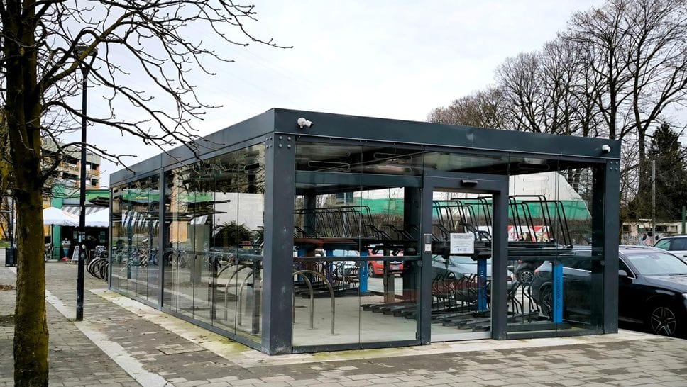 Inaugurazione della velostazione a San Donato tra riparazioni di bici e ”antifurti”