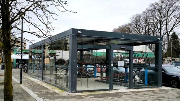 Inaugurazione della velostazione a San Donato tra riparazioni di bici e ”antifurti”