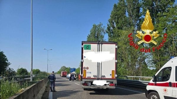 Malore mentre è alla guida di un tir, paura per un 58enne in tangenziale a Lodi