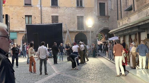 Un altro set a cielo aperto nel centro storico: Lodi è la Cinecittà degli spot televisivi