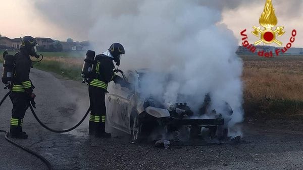 Auto in fiamme sulla provinciale a Marudo, il conducente accosta e si mette in salvo
