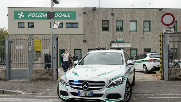 Fermato per un controllo, guidava con una patente falsa, denunciato un 36enne