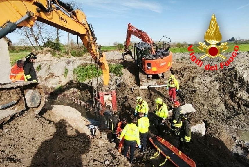 Incidente in un cantiere: operaio colpito da una ruspa finisce nel fossato