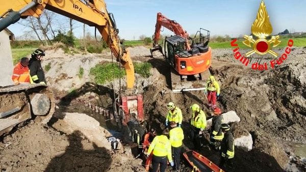 Incidente in un cantiere: operaio colpito da una ruspa finisce nel fossato