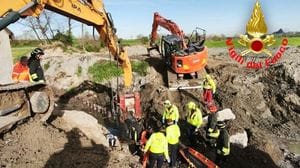 Incidente in un cantiere: operaio colpito da una ruspa finisce nel fossato