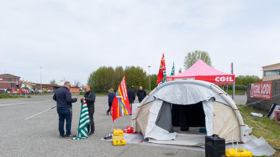 Picchetto giorno e notte ai cancelli della Airpack
