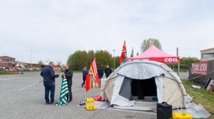 Picchetto giorno e notte ai cancelli della Airpack