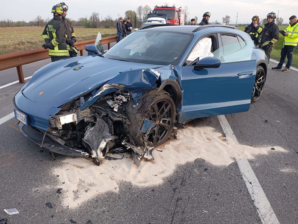 Schianto frontale tra Porsche e Toyota, quattro feriti