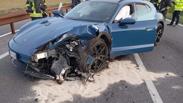 Schianto frontale tra Porsche e Toyota, quattro feriti