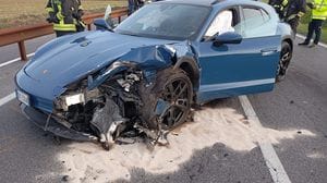 Schianto frontale tra Porsche e Toyota, quattro feriti