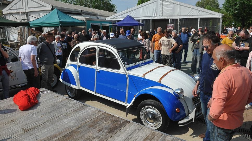 Dyane e Due Cavalli da tutta Italia al maxi raduno delle bicilindriche