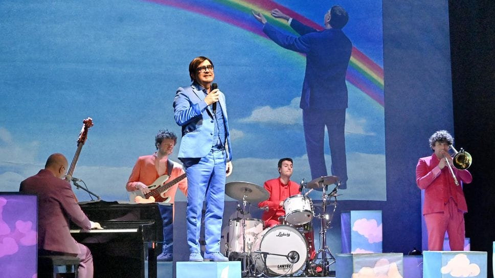 Lo show di Elio, genio surreale che strizza l’occhio al grande Jannacci