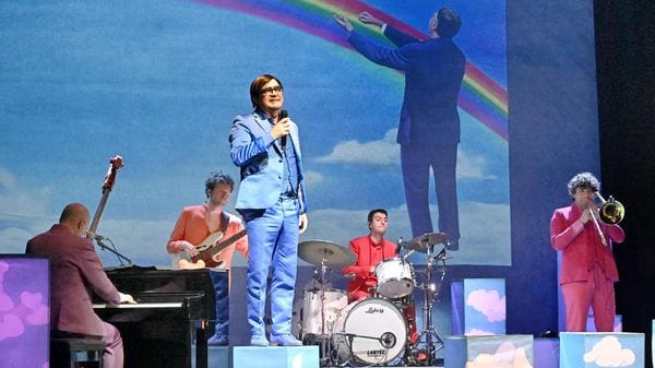 Lo show di Elio, genio surreale che strizza l’occhio al grande Jannacci