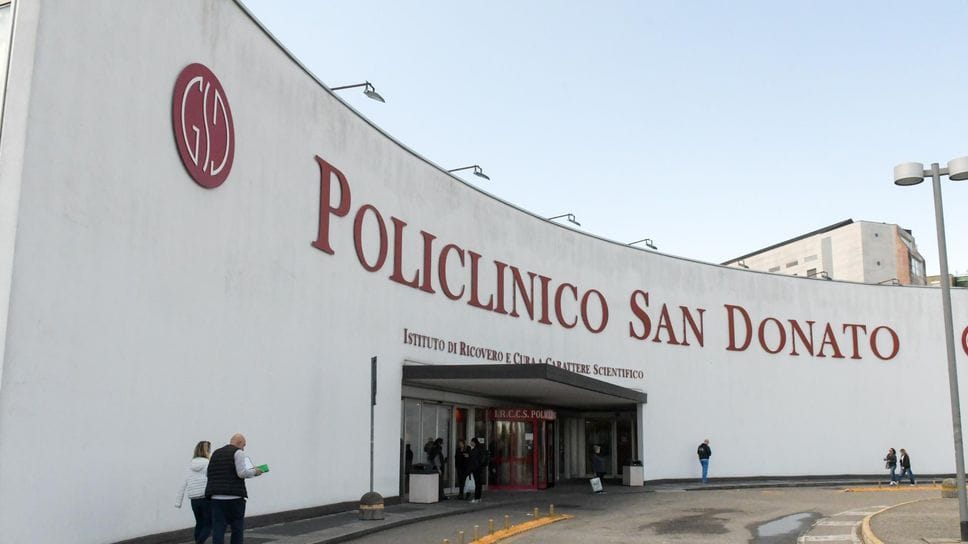 Si fermano a soccorrere e vengono investiti: 5 feriti