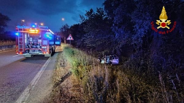 Auto fuori strada in tangenziale, soccorsi tre minori