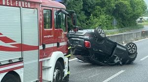 Incidente in tangenziale, automobile ribaltata