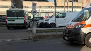 Investe un ciclista e scappa 