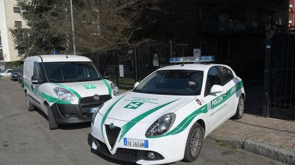 Trova 1.900 euro in contanti e li porta alla polizia locale 