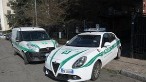 Trova 1.900 euro in contanti e li porta alla polizia locale 