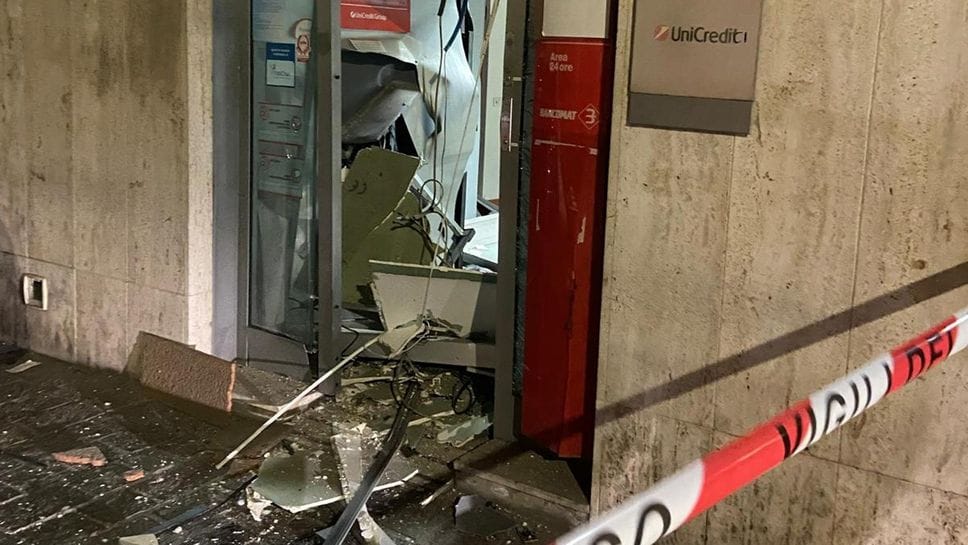 Filmati i giovani che a Casale hanno preso il denaro lasciato dagli scassinatori