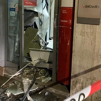 Filmati i giovani che a Casale hanno preso il denaro lasciato dagli scassinatori