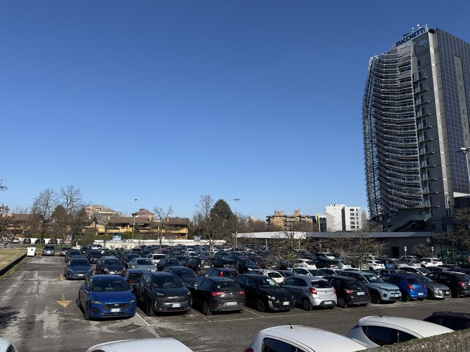 LODI - ALBAROLA «Non era possibile prevedere un parcheggio multipiano?»