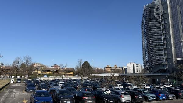 LODI - ALBAROLA «Non era possibile prevedere un parcheggio multipiano?»