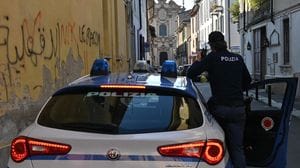 Lodi: decine di controllati dalla Questura, un 30enne reagisce con violenza