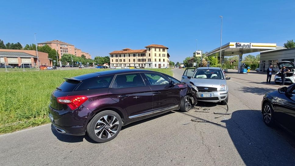 Imbocca contromano la rotonda, una 87enne causa un frontale a Mediglia