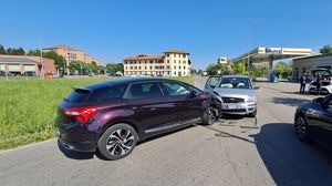 Imbocca contromano la rotonda, una 87enne causa un frontale a Mediglia