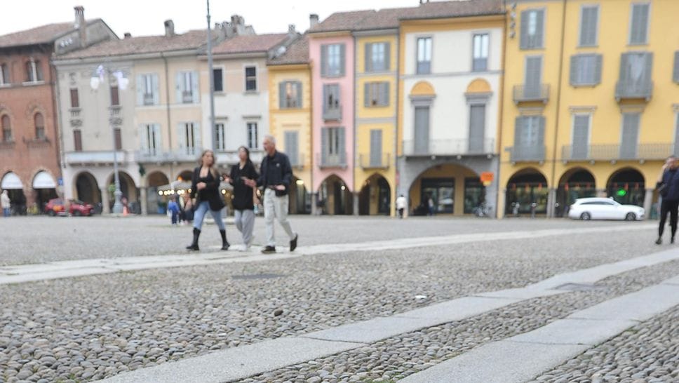 LODI «La Fiera del mobile è sotto i portici... una gara tra chi espone più sedie e tavoli» 