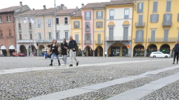 LODI «La Fiera del mobile è sotto i portici... una gara tra chi espone più sedie e tavoli» 